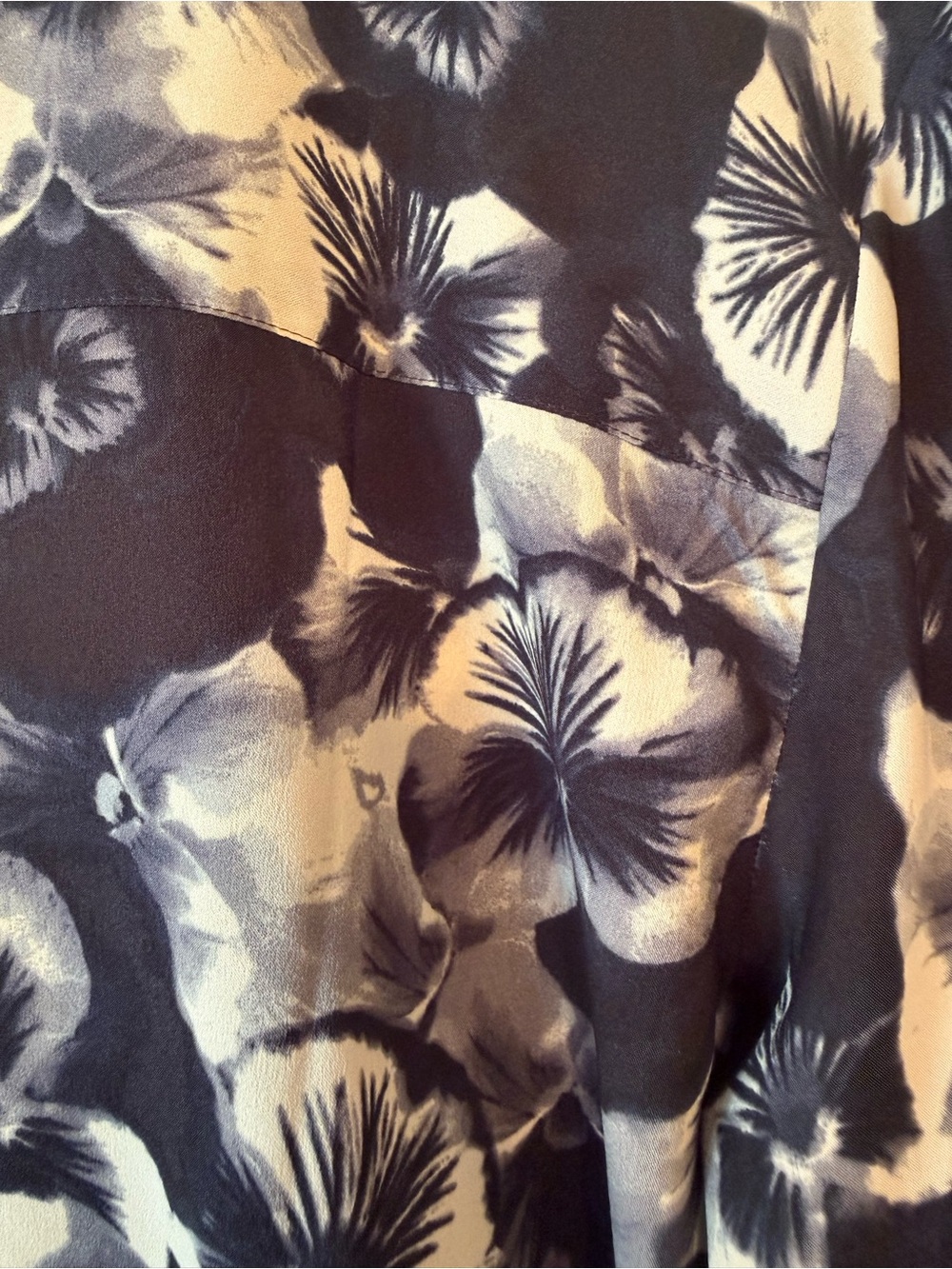 ANN TAYLOR Floral V-Neck Long Sleeve Blouse in Black, Cream & Grey - Picture 4 of 6